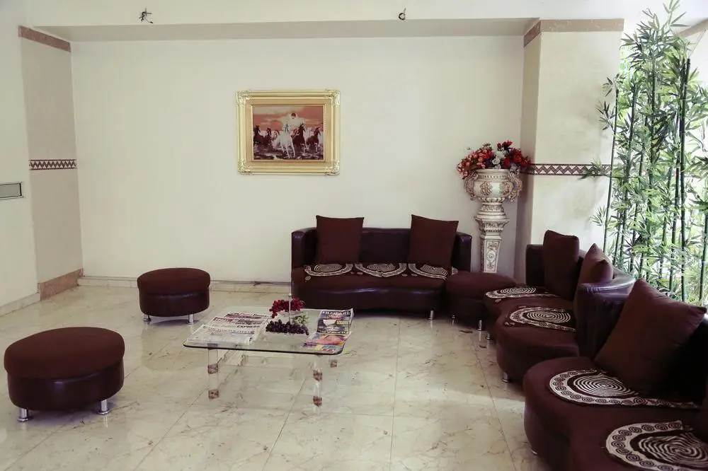 Пуна: OYO Premium Swargate