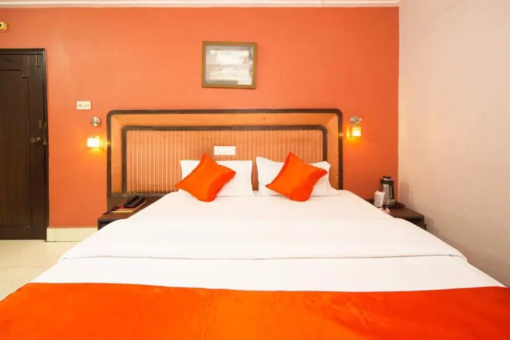 Колката: ZO Rooms Park Street Area