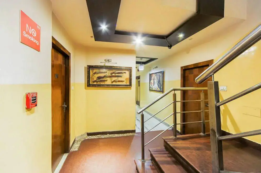 Колката: ZO Rooms AJC Bose Road
