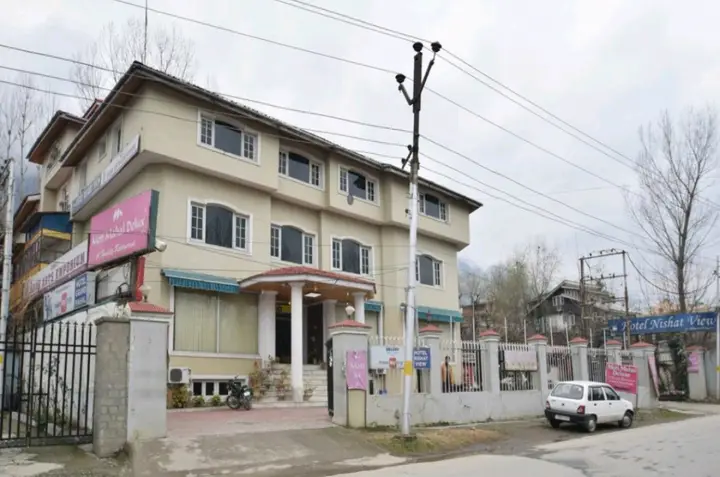 Шринагар: OYO 4642 Hotel Nishat View