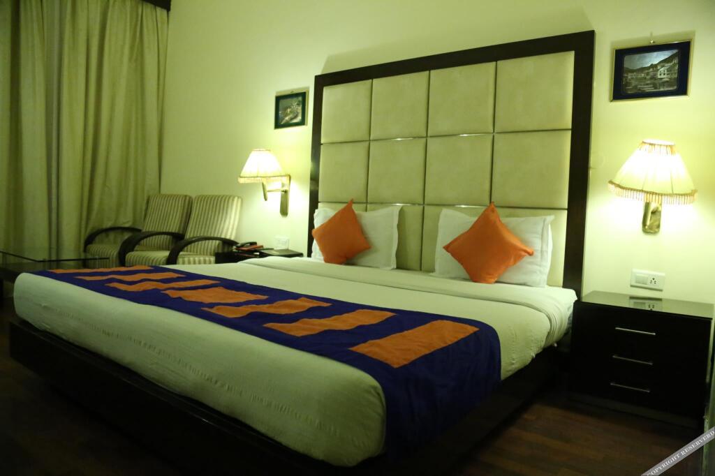 Чандигарх: OYO Premium Sector 26 Madhya Marg