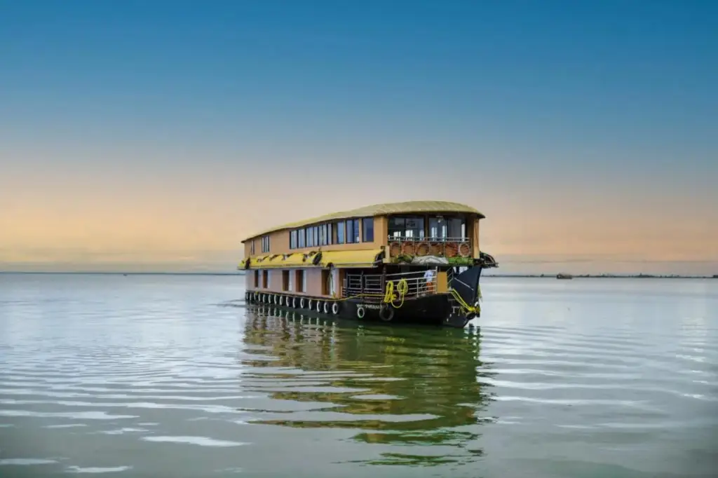 Аллеппи: JCT Houseboats