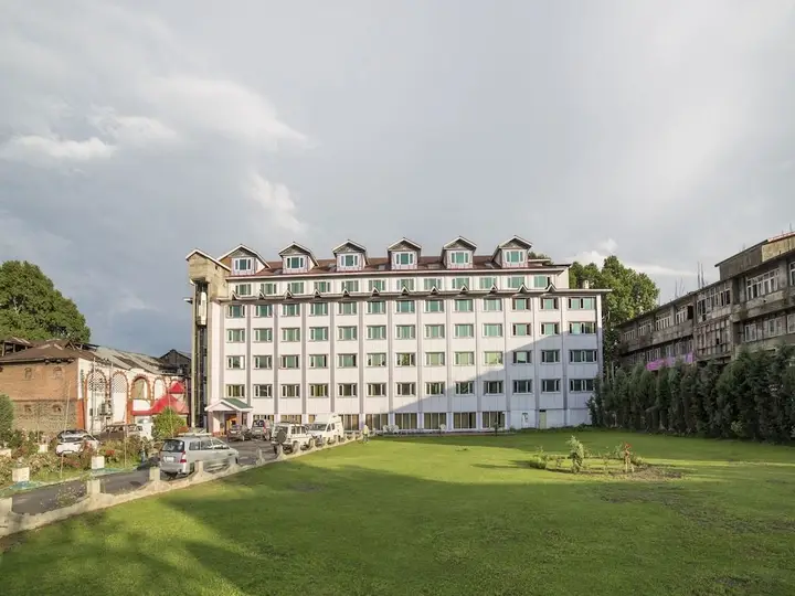 Шринагар: OYO 5174 Hotel Pamposh
