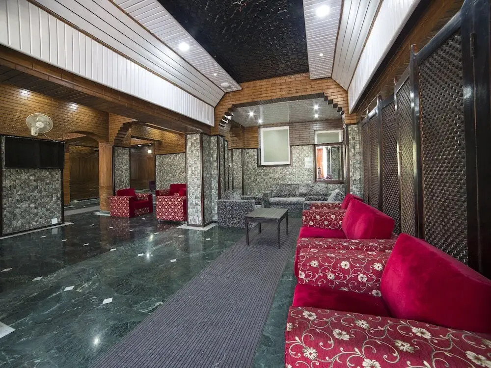 Шринагар: OYO 5174 Hotel Pamposh