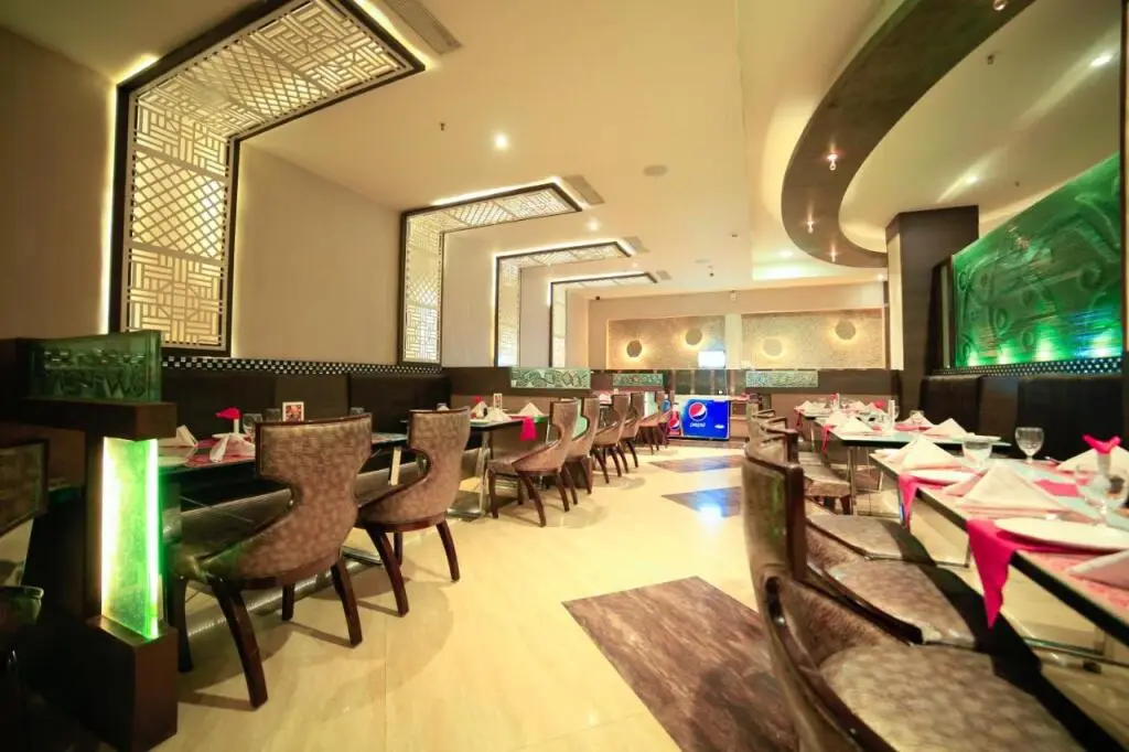 Маниячи: Hotel Applettree