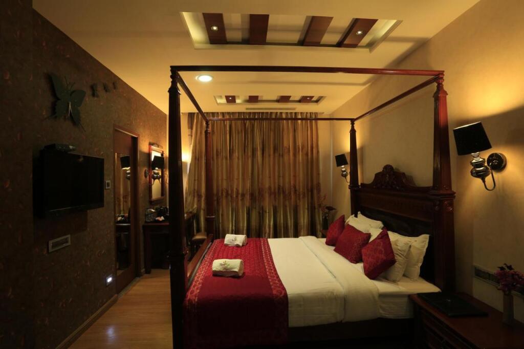 Маниячи: Hotel Applettree