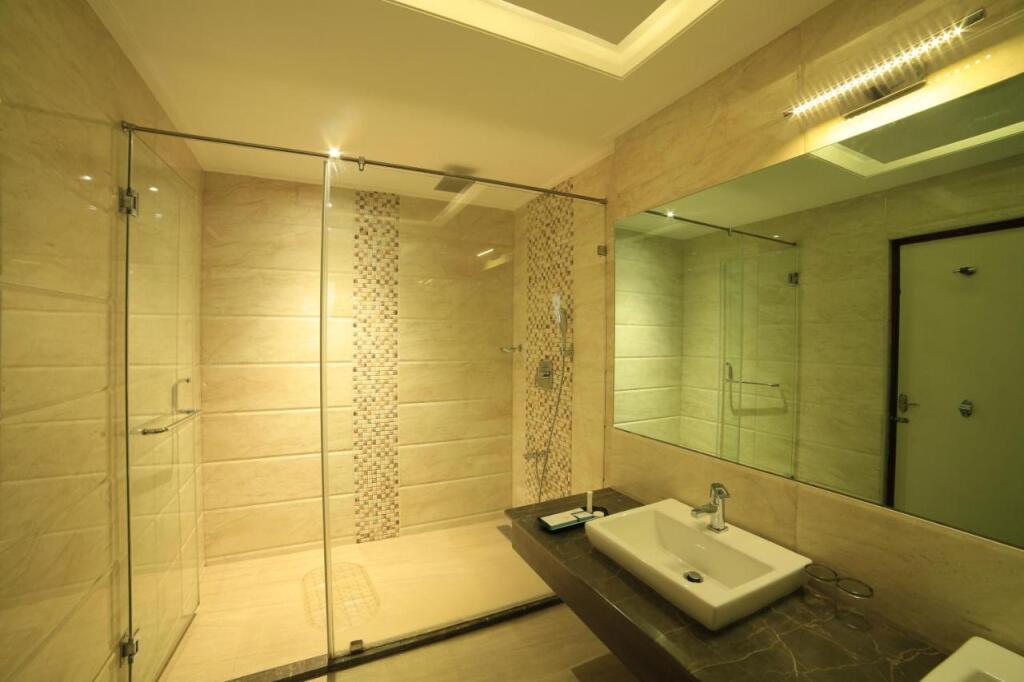 Маниячи: Hotel Applettree