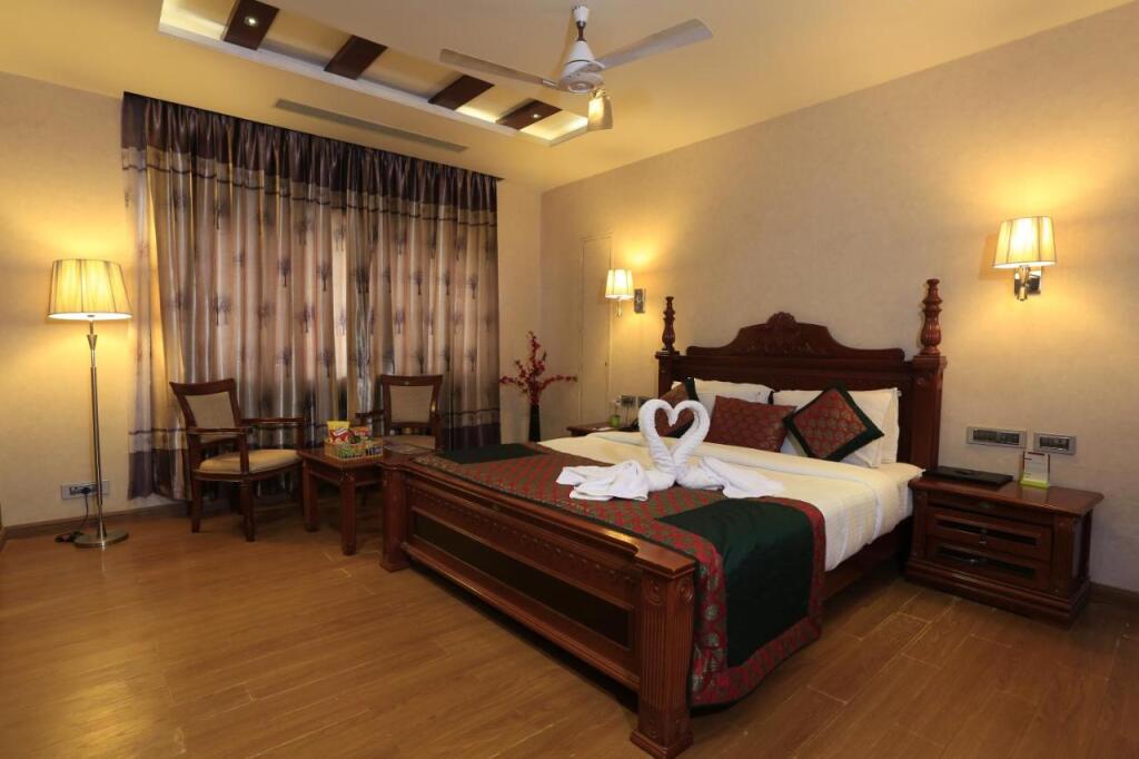 Маниячи: Hotel Applettree