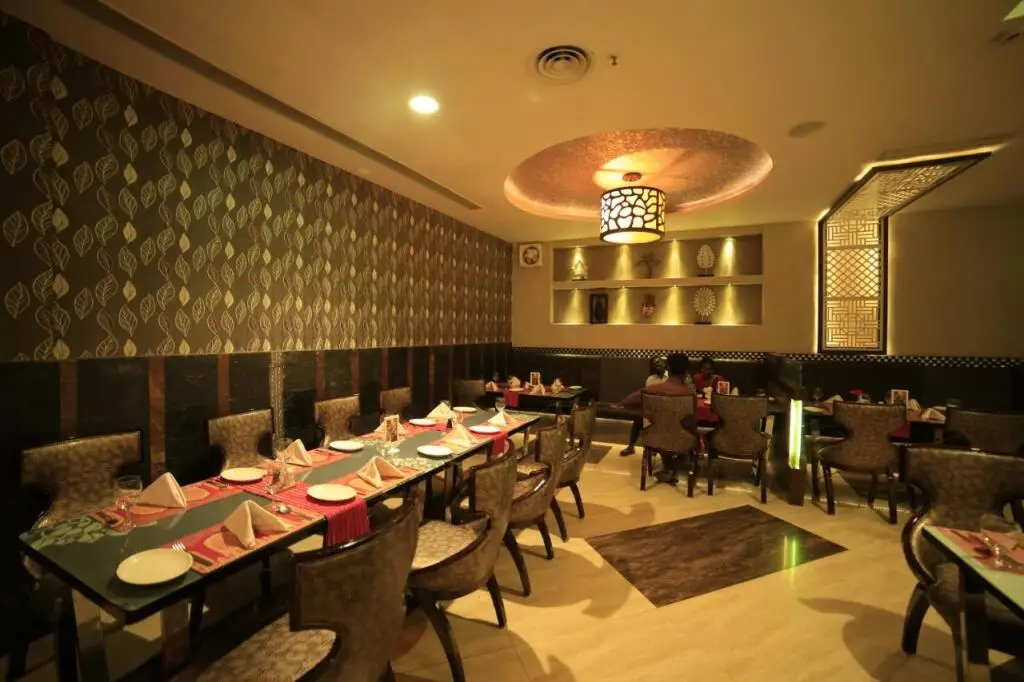 Маниячи: Hotel Applettree