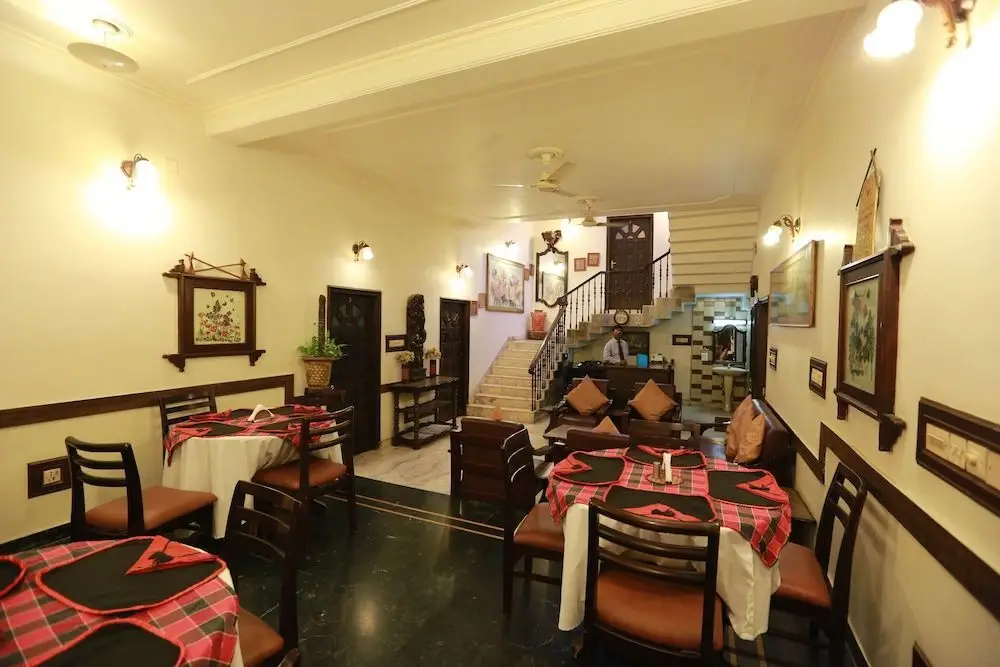 Лакхнау: OYO 8844 Meadows Inn