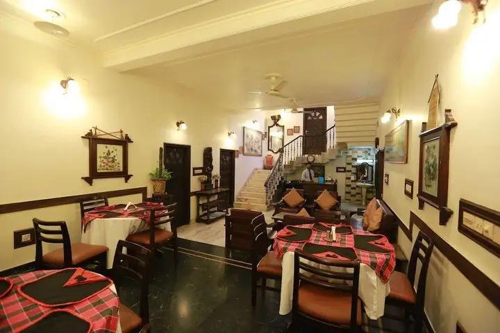 Лакхнау: OYO 8844 Meadows Inn