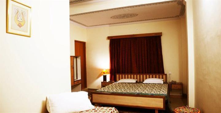 Садри: Shivika Lake Hotel