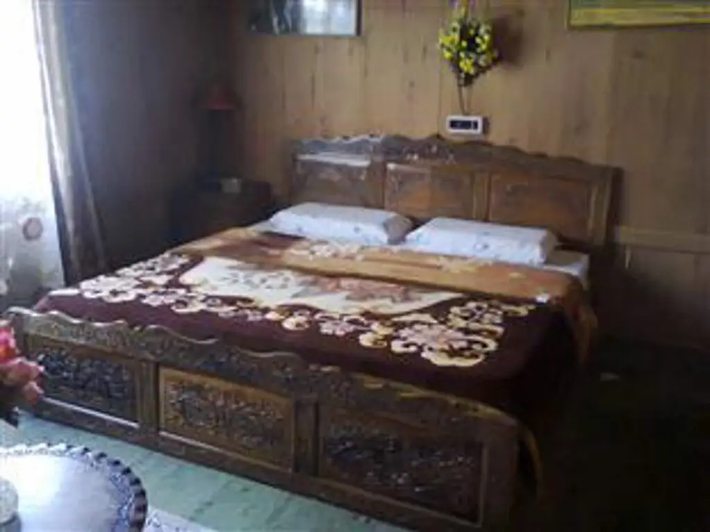 Шринагар: Lake Guest House Srinagar