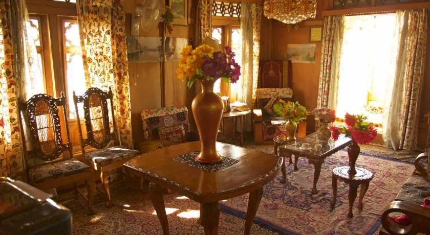 Шринагар: Houseboat Heaven Breeze