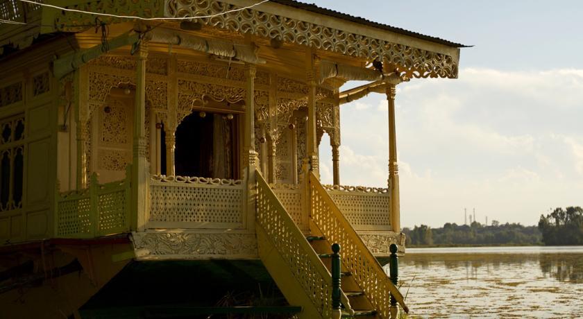 Шринагар: Houseboat Heaven Breeze