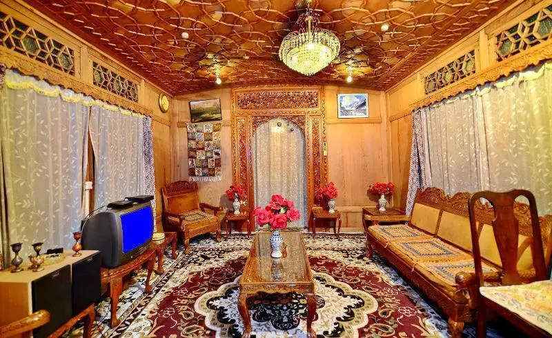 Шринагар: Golden Crest Group of House Boats