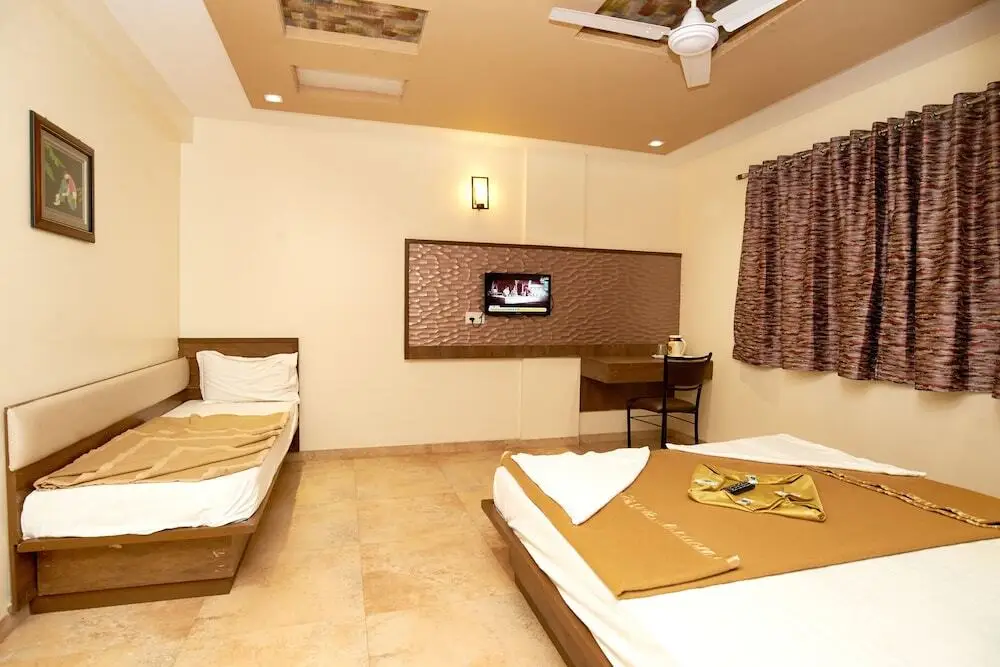 Ширди: Hotel KBS Grand
