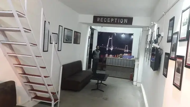 Праяградж: Raj Hotel