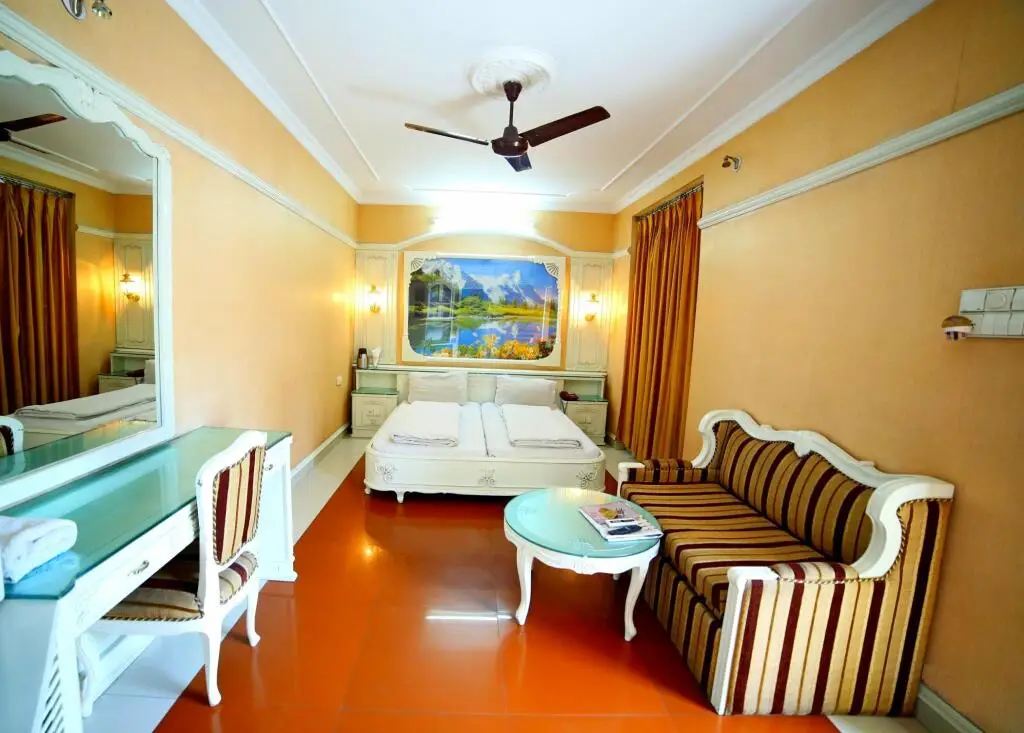 Мератх: Hotel Naveen