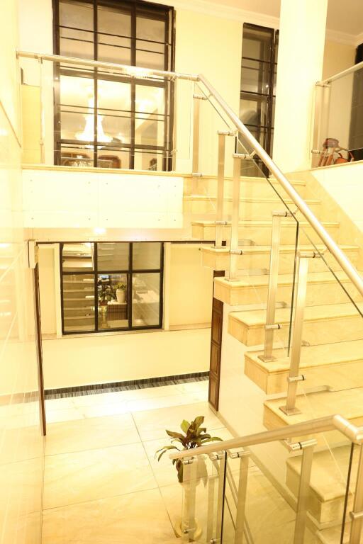Мератх: Hotel Naveen