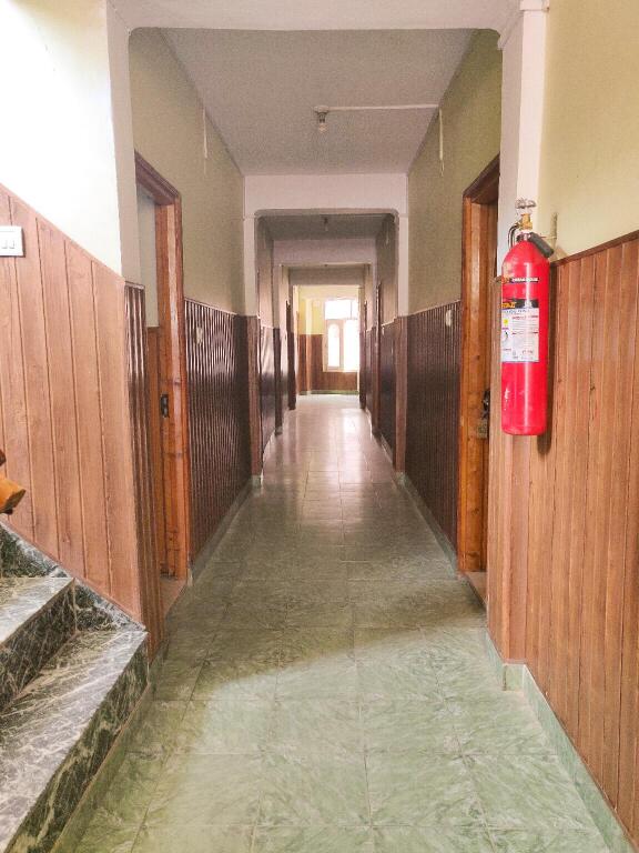 Бхунтар: Hotel Amit