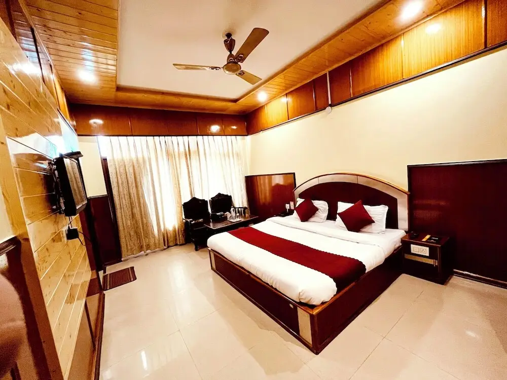 Бхунтар: Hotel Amit
