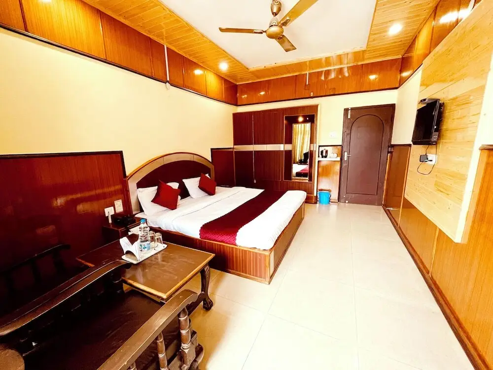 Бхунтар: Hotel Amit
