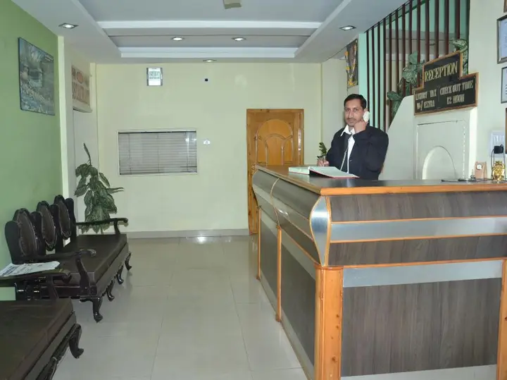 Бхунтар: Hotel Amit