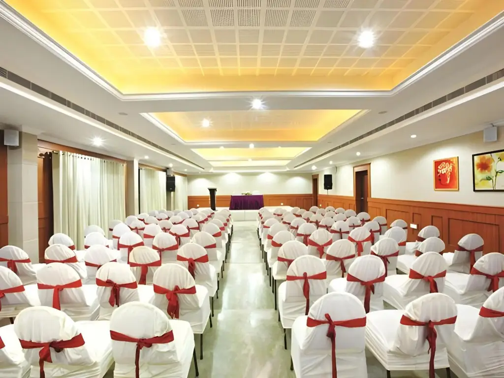 Чирайнкижу: Raj Regency Hotel
