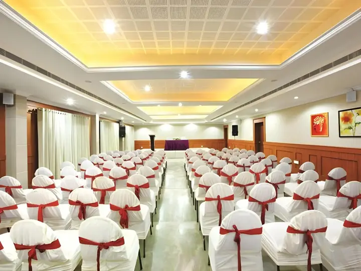 Чирайнкижу: Raj Regency Hotel