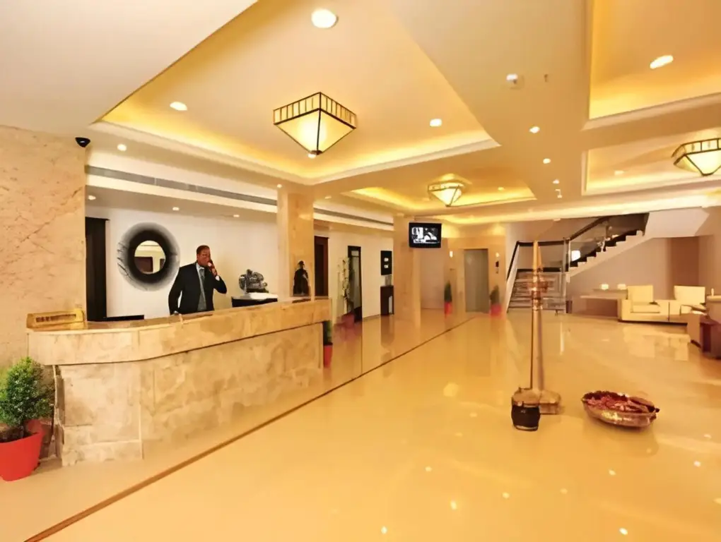 Raj Regency Hotel — фото 1