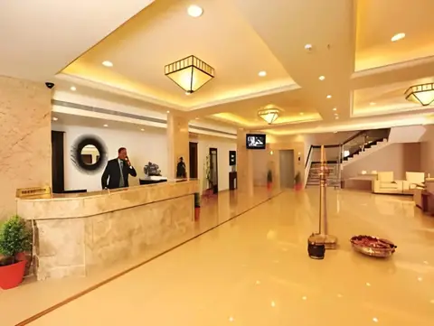 Raj Regency Hotel — фото 1