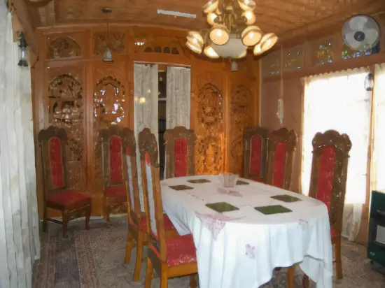 Шринагар: Houseboat Appolo Eight