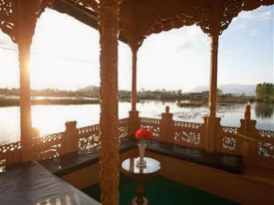 Шринагар: Houseboat Appolo Eight
