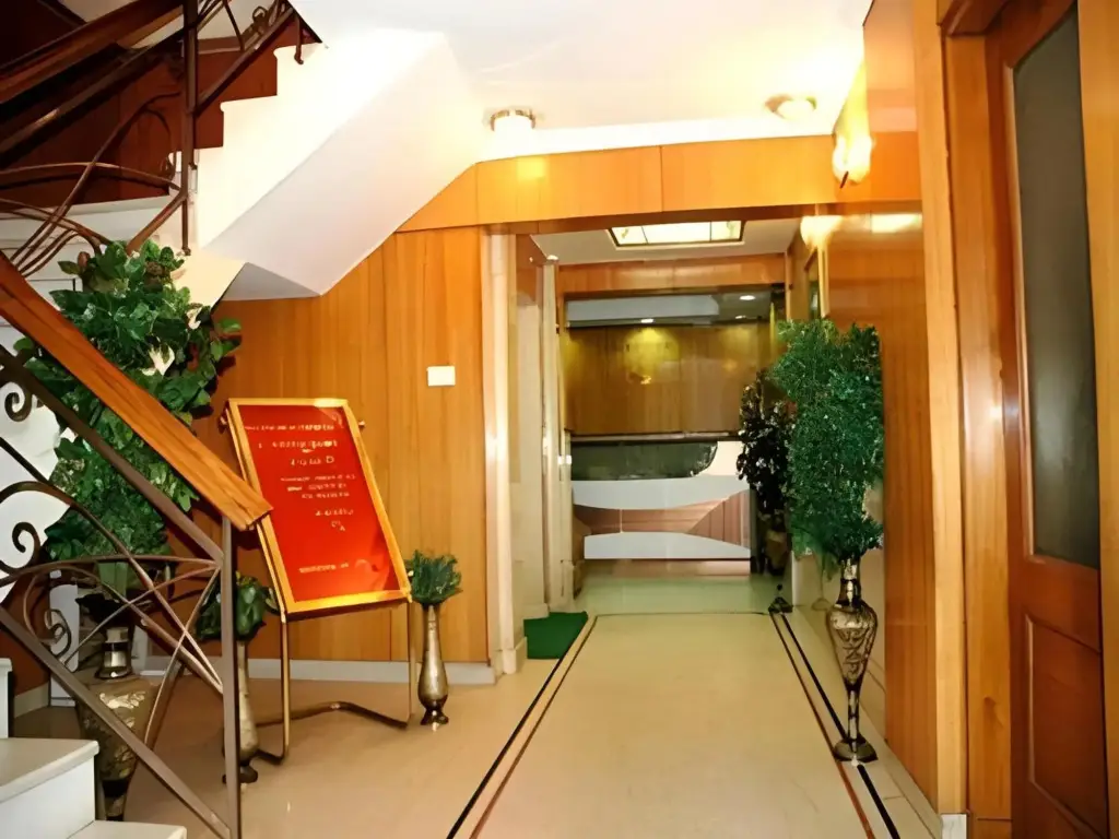 Канпур: Hotel Celebration
