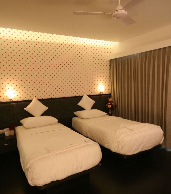 Мумбаи: OYO Premium Borivali Kora Kendra