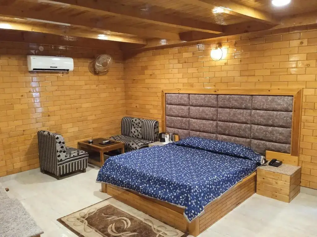 Бхунтар: Hotel Malabar