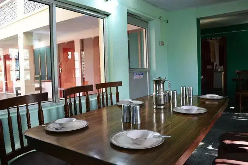Раникхет: New Pine Hotel