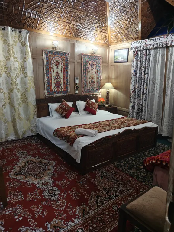 Шринагар: Отель Houseboat Sweetstar