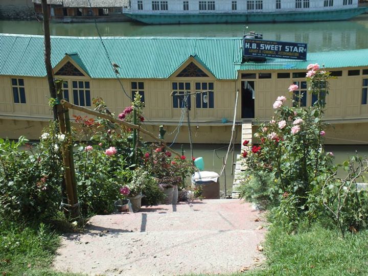 Шринагар: Отель Houseboat Sweetstar