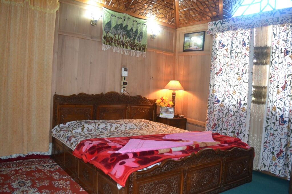 Шринагар: Отель Houseboat Sweetstar