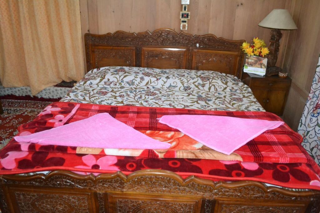 Шринагар: Отель Houseboat Sweetstar