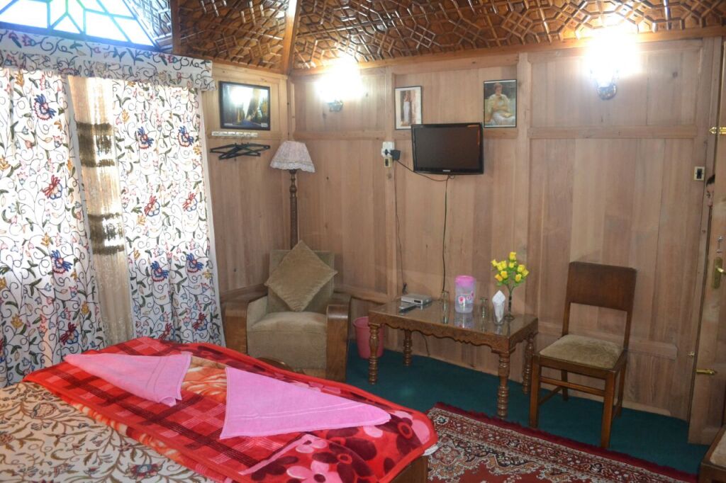 Шринагар: Отель Houseboat Sweetstar