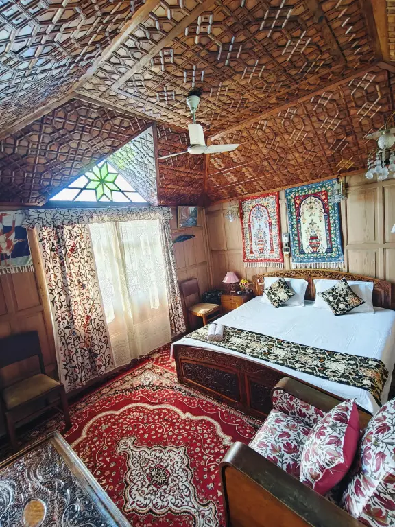 Шринагар: Отель Houseboat Sweetstar