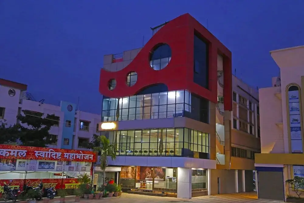 Ширди: Hotel Sai Pratik, Newly Built up, Complimentary Shuttle To The Temple