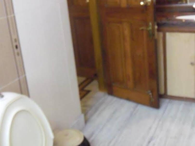 Колката: OYO Rooms Salt Lake Sector 1 Tank No 2