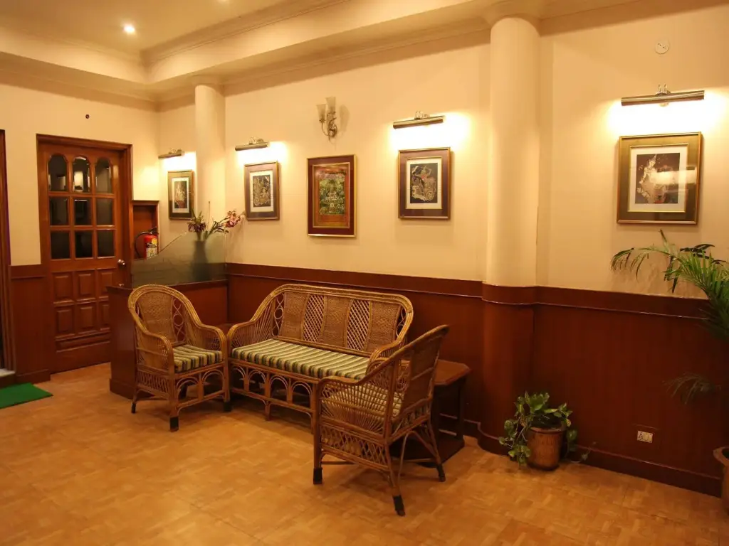 Праяградж: Imperial House
