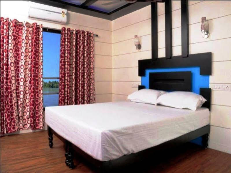 Аллеппи: Vaishnav Houseboat