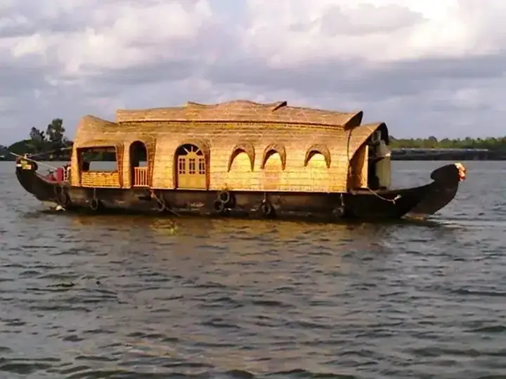 Кумараком: Kananavasan Houseboat