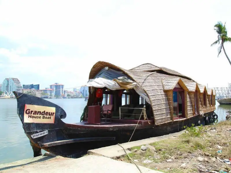 Аллеппи: Grandeur Houseboats